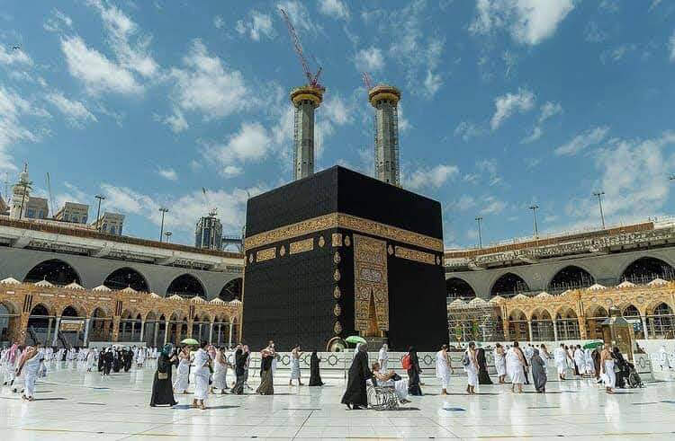 Kâbe-i Muazzama ve mataf alanında ihramlı umre ziyaretçileri